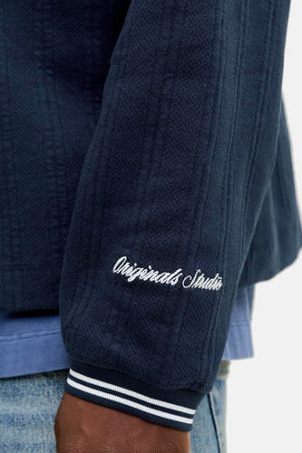 Blauwe sweater van ORIGINALS BY JACK & JONES, met gebreide textuur, 'Originals Studio' borduursel op de mouw en gestreepte boorden.