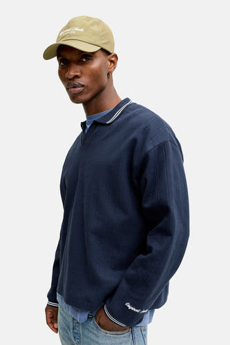 Blauwe sweater van ORIGINALS BY JACK & JONES, met een gestreepte kraag en manchet, en een geborduurde tekst op de mouw.