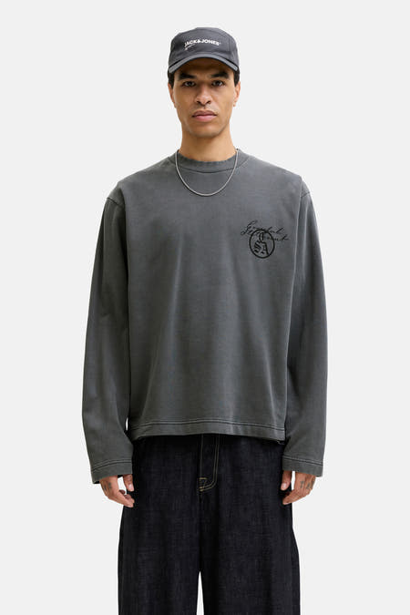 Zwarte sweater met ronde hals van CORE BY JACK & JONES, met een logo op de borst en lange mouwen.