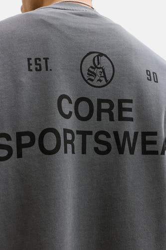 Zwarte sweater met ronde hals van CORE BY JACK & JONES, met opdruk van een logo en tekst op de rug.