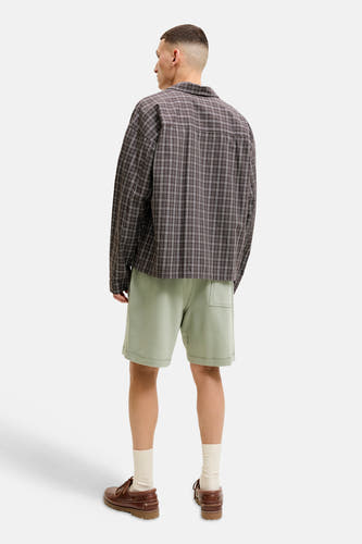 Short vert de JACK & JONES JEANS INTELLIGENCE en molleton, avec une poche arrière, vue de dos.