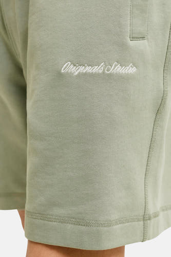 Short vert de JACK & JONES JEANS INTELLIGENCE avec broderie blanche 'Originals Studio' et molleton côtelé.