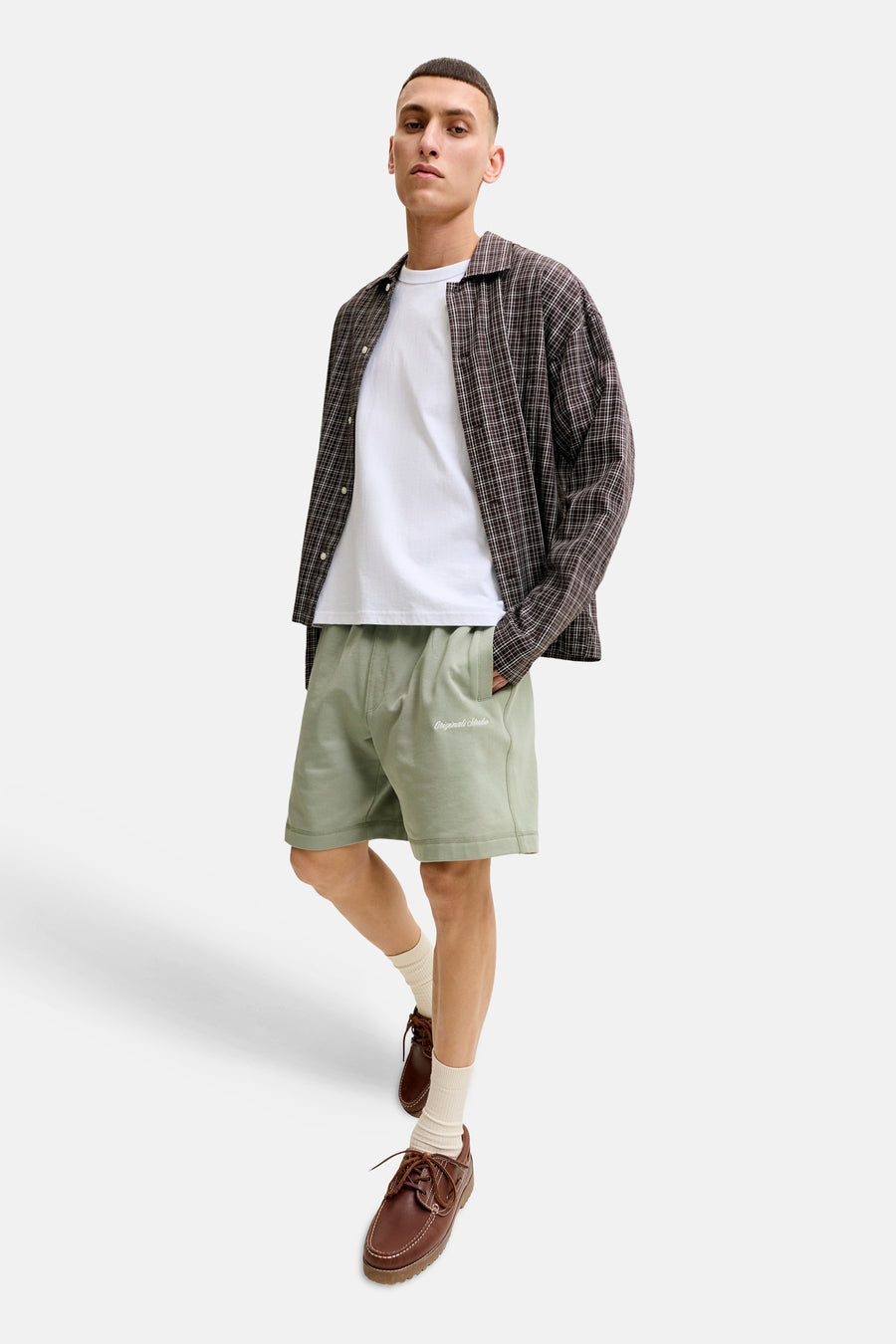 Short vert de JACK & JONES JEANS INTELLIGENCE avec texte blanc 'Originals Studio'.