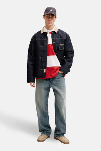 Rode sweater met ronde hals van ORIGINALS BY JACK & JONES, met rode en witte strepen en gedragen met een denim jack, losse jeans en een pet.
