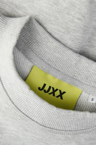 Grijze sweater van JJXX, met een ronde hals en een label in de hals.