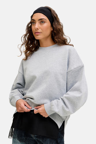 Grijze sweater van JJXX, met ronde hals, lange mouwen en een zwarte haarband.