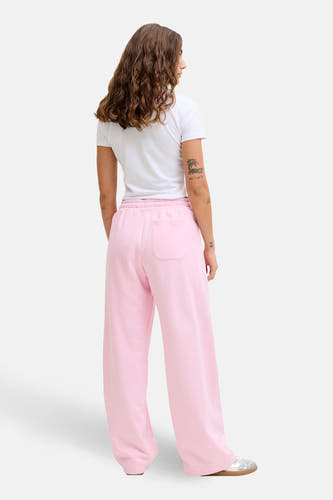 Pantalon de jogging rose de JJXX, avec une taille élastique et une poche arrière, porté avec un t-shirt blanc.