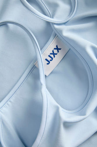 Blauwe top met spaghettibandjes van JJXX, close-up met labeldetail.
