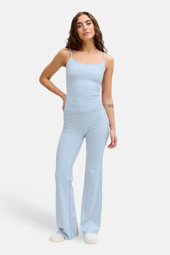 Blauwe top met spaghettibandjes van JJXX, met een bijpassende broek met wijde pijpen.
