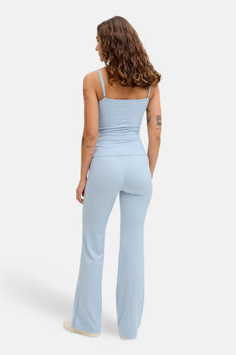 Blauwe top met spaghettibandjes van JJXX, gezien van achteren met een bijpassende broek.