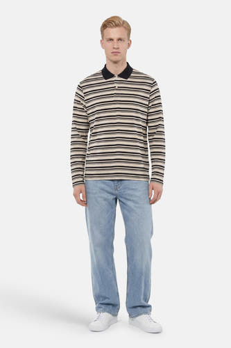 Polo à manches longues, rayée crème et noir, de ORIGINALS BY JACK & JONES avec col noir, portée avec un jean bleu clair et des baskets blanches.