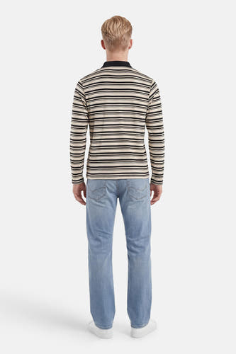 Polo multicolore à manches longues d'ORIGINALS BY JACK & JONES, avec des rayures horizontales crème et noires et un col polo noir, vue de dos sur un homme en jean et baskets blanches.