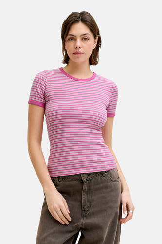 Roze T-shirt met korte mouwen van JJXX, met een horizontaal gestreept patroon, gedragen met een donkere broek.
