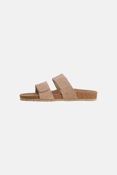 Beige slippers van ACCESSORIES BY JACK & JONES, met twee banden en een kurkzool, in zij-aanzicht.