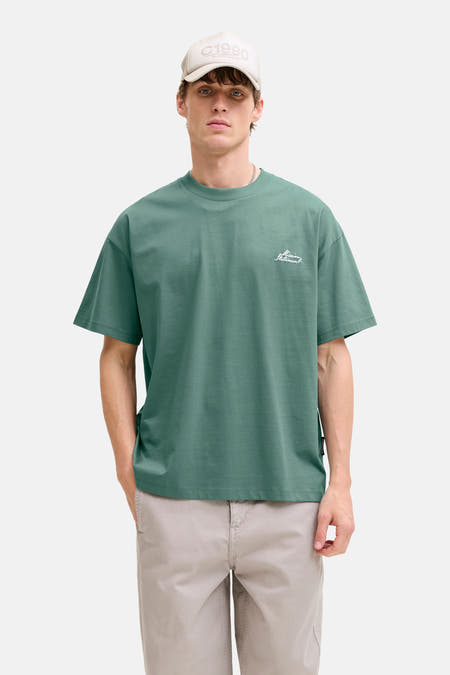 Groen T-shirt met korte mouwen van CORE BY JACK & JONES, met een witte tekstprint en een casual pasvorm.