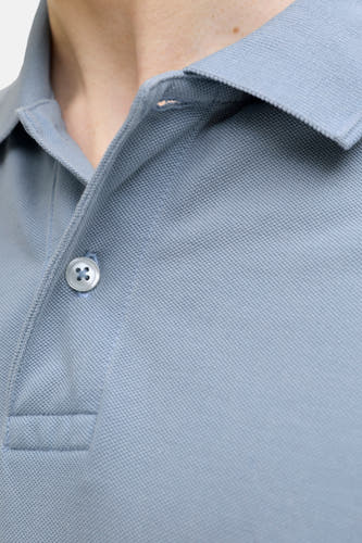 Blauwe polo van PREMIUM BLUE by JACK & JONES, met korte mouwen en een knoopsluiting.