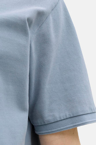 Blauwe polo van PREMIUM BLUE by JACK & JONES, met korte mouwen en een fijne textuur.
