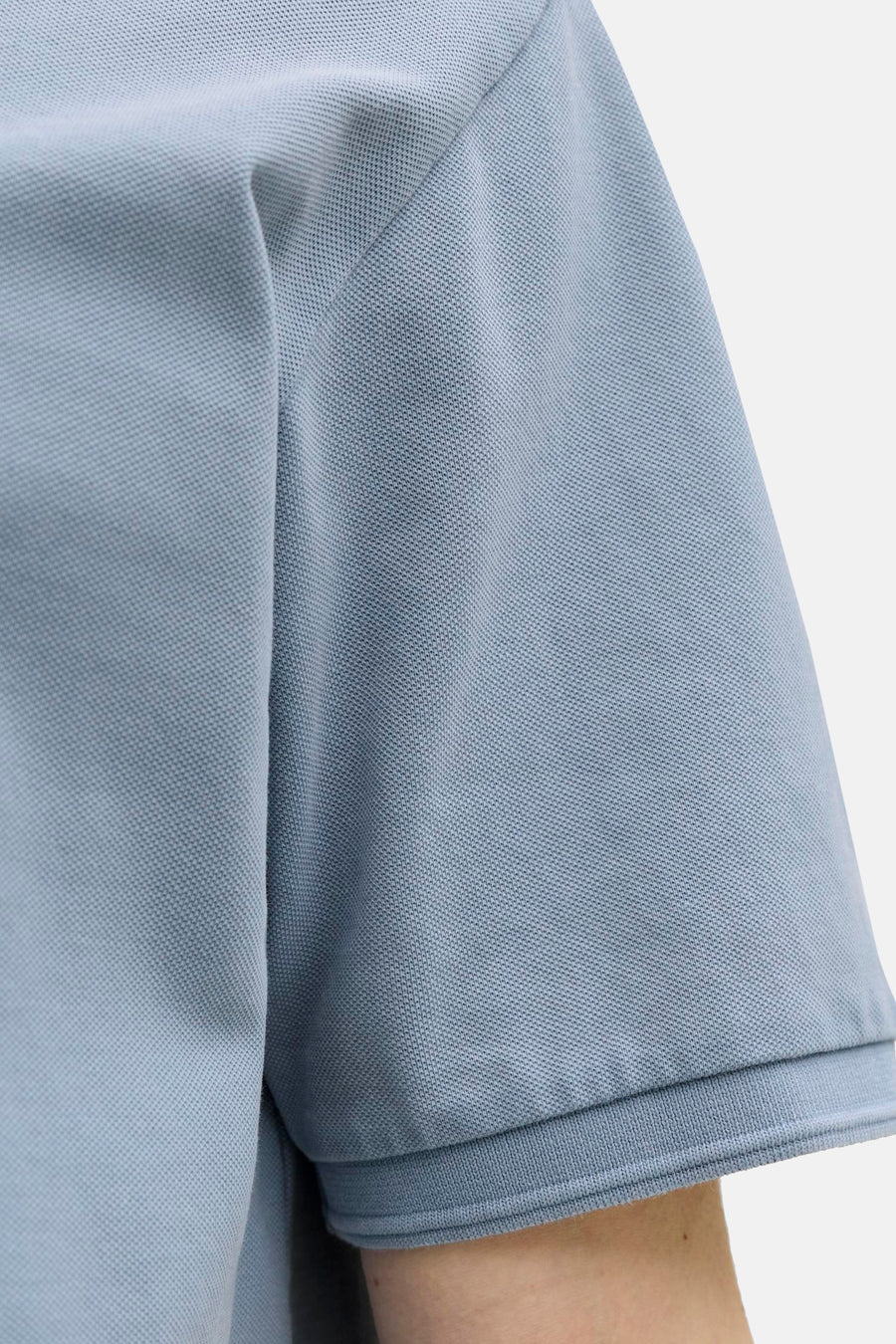 Blauwe polo van PREMIUM BLUE by JACK & JONES, met korte mouwen en een fijne textuur.