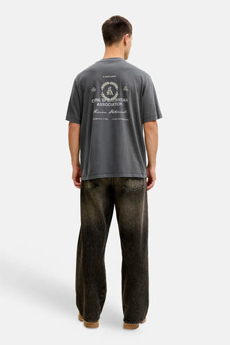 T-shirt noir à manches courtes de CORE BY JACK & JONES, avec imprimé graphique au dos, à combiner avec un jean.