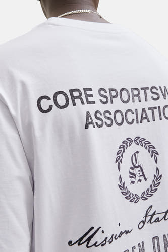Wit T-shirt van CORE BY JACK & JONES, met zwarte tekst en logo op de rug.