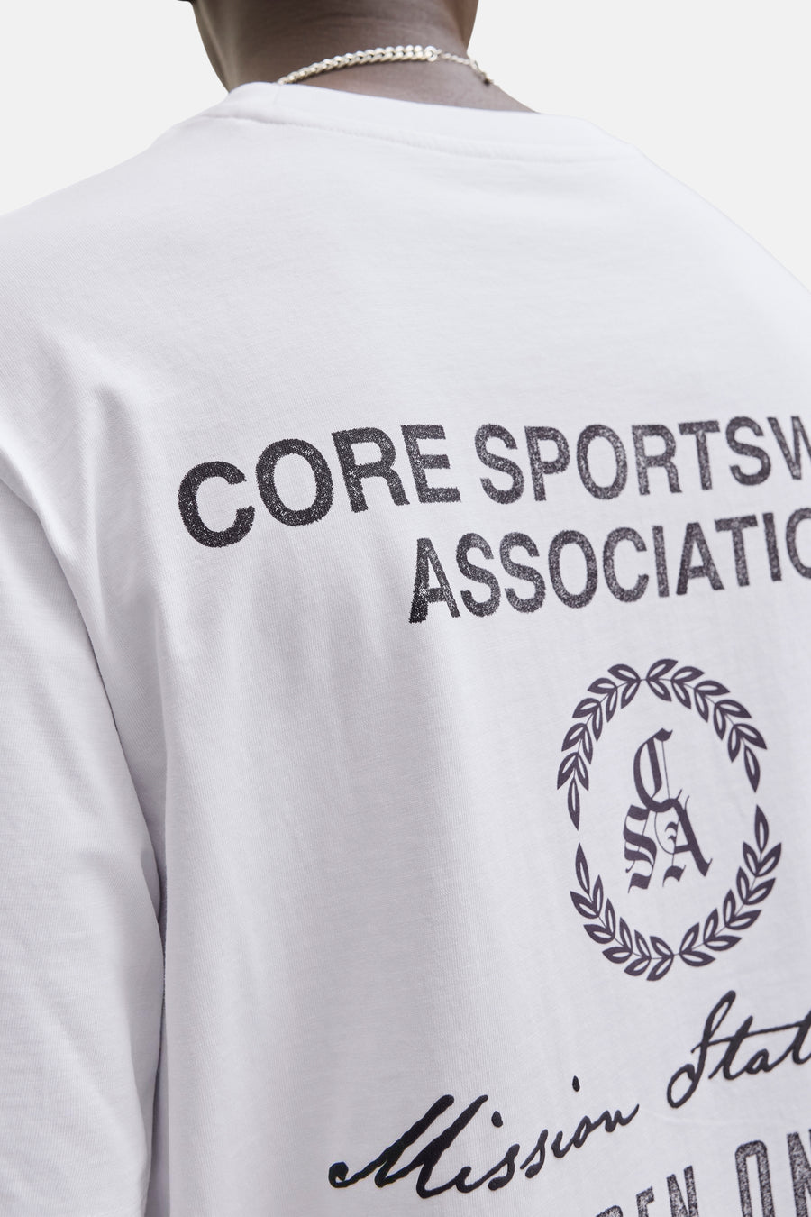 Wit T-shirt van CORE BY JACK & JONES, met zwarte tekst en logo op de rug.
