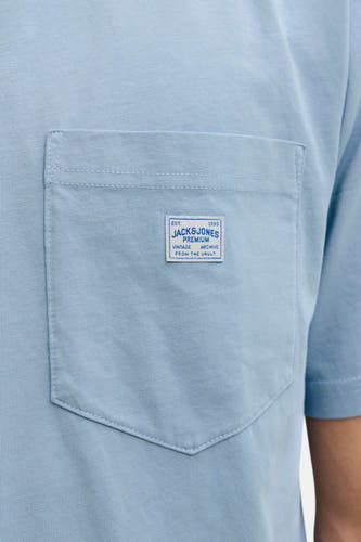 T-shirt à manches courtes bleu de PREMIUM BLUE by JACK & JONES, avec poche poitrine plaquée avec logo.