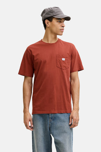 Rood T-shirt met korte mouwen van PREMIUM BLUE by JACK & JONES, met borstzak en grijze pet.