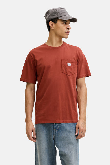 Rood T-shirt met korte mouwen van PREMIUM BLUE by JACK & JONES, met borstzak en grijze pet.
