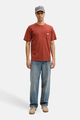 Rood T-shirt met korte mouwen van PREMIUM BLUE by JACK & JONES, met borstzak, gedragen met wijde jeans en mocassins.