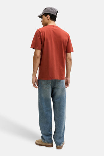 Rood T-shirt met korte mouwen van PREMIUM BLUE by JACK & JONES, gezien van achteren, gecombineerd met een pet en wijde jeans.