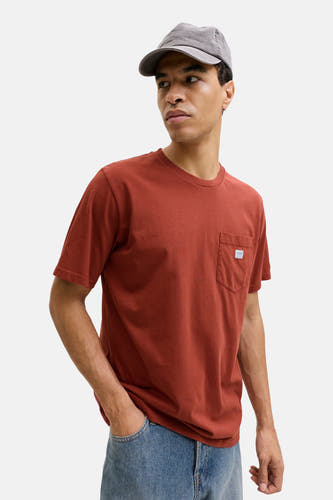 Rood T-shirt met korte mouwen van PREMIUM BLUE by JACK & JONES, met borstzak en een man met een pet.