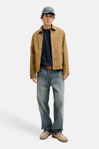 Blauw T-shirt met korte mouwen van PREMIUM BLUE by JACK & JONES, gedragen met een bruin jasje en jeans.