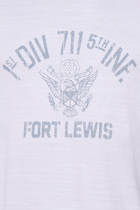Wit T-shirt met korte mouwen van PREMIUM BLUE by JACK & JONES, met print van een adelaar en de tekst 'FORT LEWIS'.
