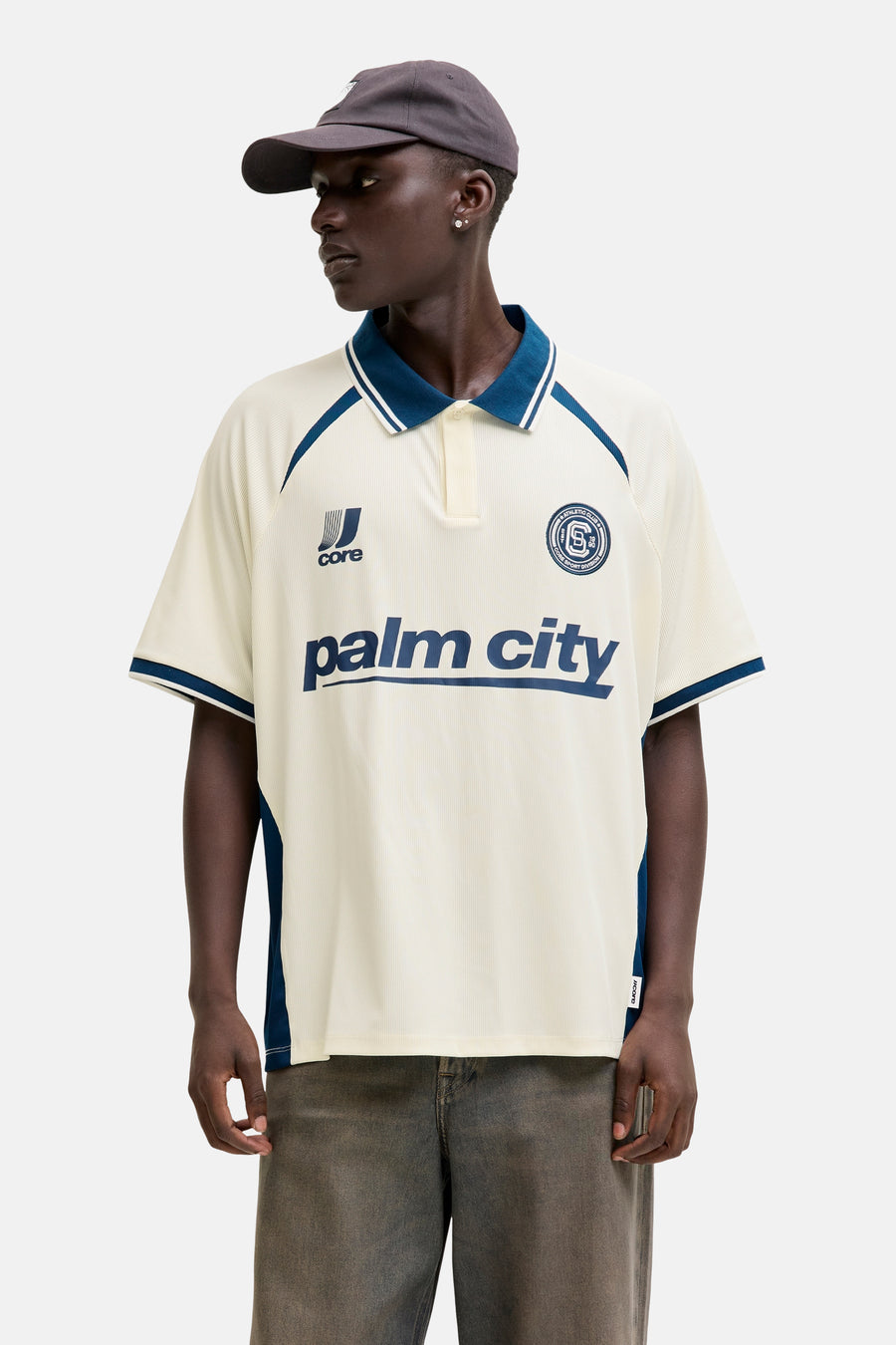 Witte polo met korte mouwen van CORE BY JACK & JONES, met blauwe details op de kraag, mouwen en zijkanten.