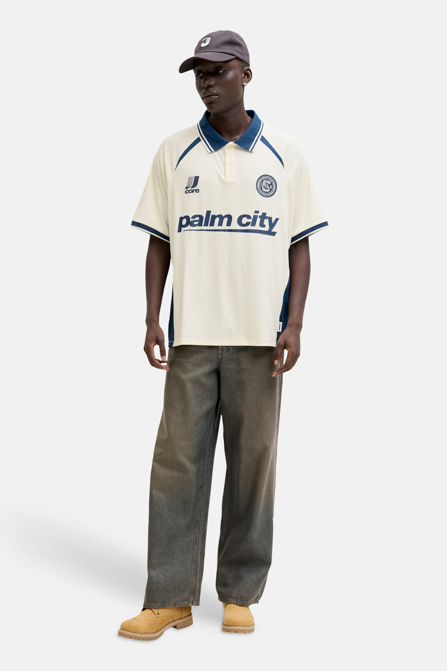 Witte polo met korte mouwen van CORE BY JACK & JONES, met marineblauwe accenten op de kraag en mouwen.