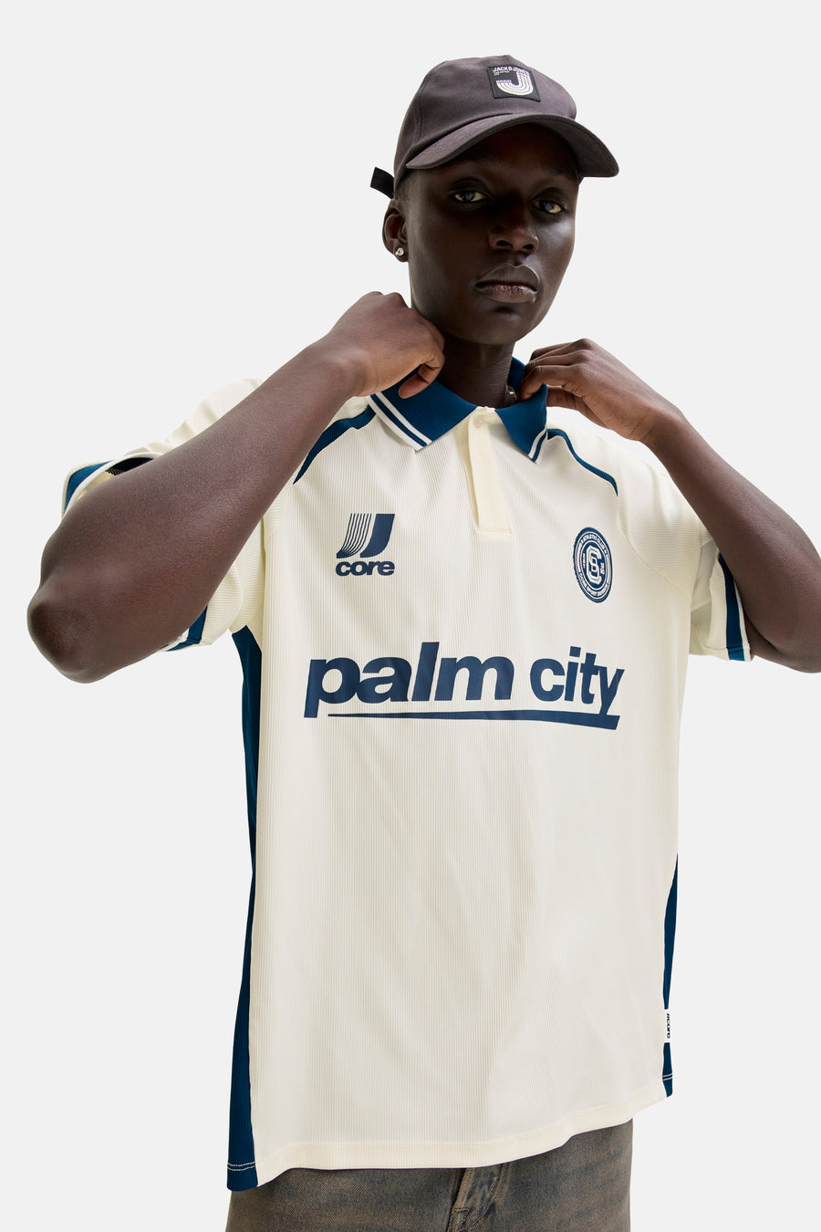 Witte polo met korte mouwen van CORE BY JACK & JONES, met blauwe accenten en 'palm city' print.