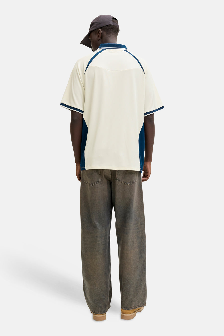 Witte polo met korte mouwen van CORE BY JACK & JONES, met blauwe details aan de kraag en mouwen, op de rug gezien.