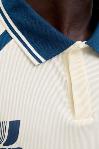 Witte polo met korte mouwen van CORE BY JACK & JONES, met een marineblauwe kraag en een ribstructuur.