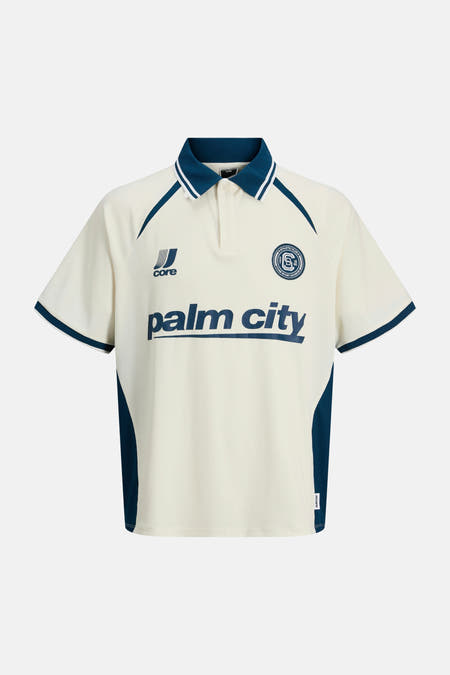 Witte polo met korte mouwen van CORE BY JACK & JONES, met blauwe accenten op de mouwen en de kraag.