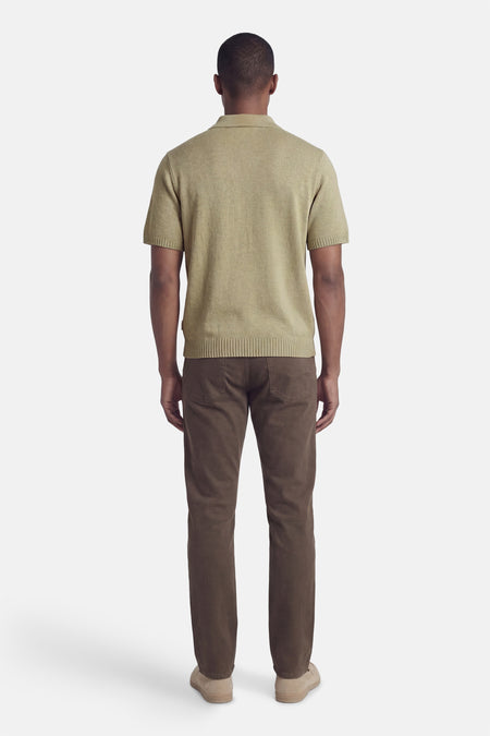 Polo verte à manches courtes de couleur verte de ORIGINALS BY JACK & JONES, vue de dos, avec un pantalon en velours côtelé marron et des chaussures en daim.