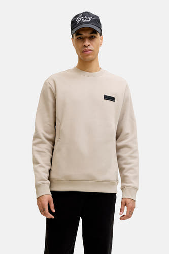 Beige sweater van CORE BY JACK & JONES, met lange mouwen, een ronde hals en een klein logo op de borst.
