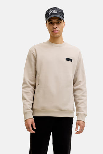 Beige sweater van CORE BY JACK & JONES, met lange mouwen en een klein logo-embleem op de borst.