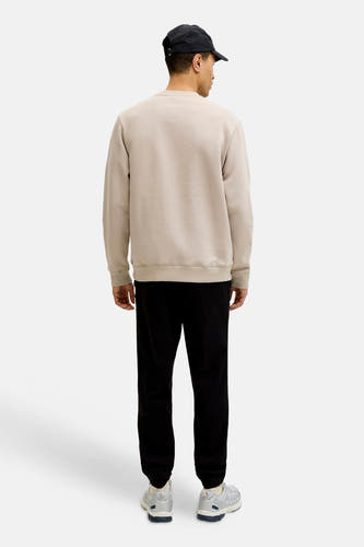 Beige sweater van CORE BY JACK & JONES, gezien van achteren, met lange mouwen en zwarte broek.