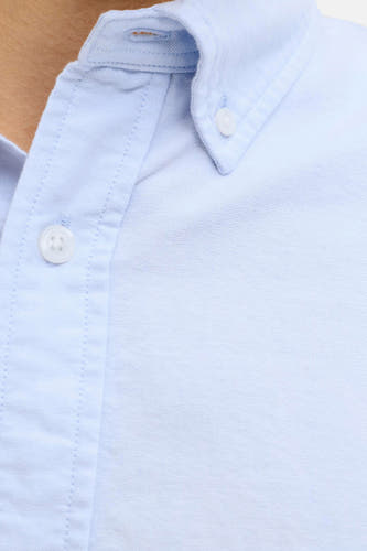 Chemise bleue à manches longues de PREMIUM BLUE by JACK & JONES, avec fermeture boutonnée et col boutonné.