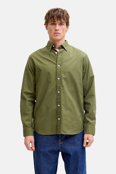 Groen herenoverhemd met lange mouwen van PREMIUM BLUE by JACK & JONES, gedragen met een blauwe jeans.