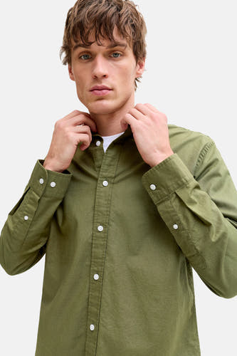 Groen overhemd met lange mouwen van PREMIUM BLUE by JACK & JONES, met witte knopen, gedragen over een wit T-shirt.