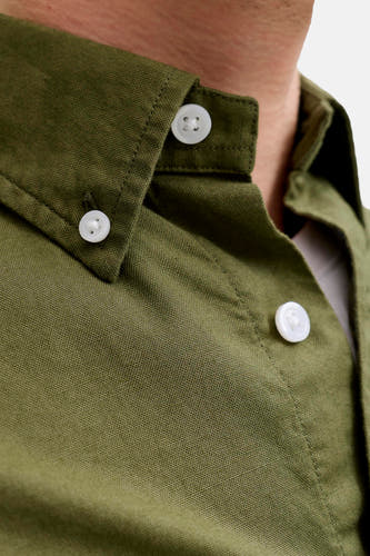 Chemise verte à manches longues de PREMIUM BLUE by JACK & JONES, avec boutons blancs et tissu texturé.
