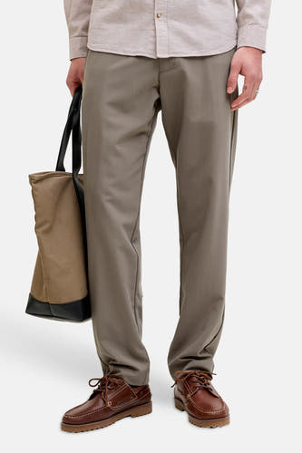 Chino gris de PREMIUM by JACK & JONES, combiné avec une chemise en lin et des bottes en cuir, avec un sac de transport.