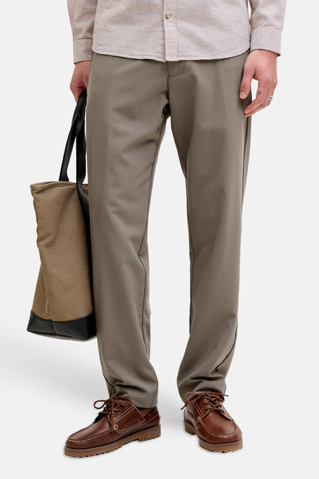 Chino gris de PREMIUM by JACK & JONES, combiné avec une chemise en lin et des bottes en cuir, avec un sac de transport.