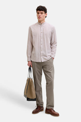 Grijze chino van PREMIUM by JACK & JONES, gecombineerd met een linnen overhemd en leren boots, met een draagtas.